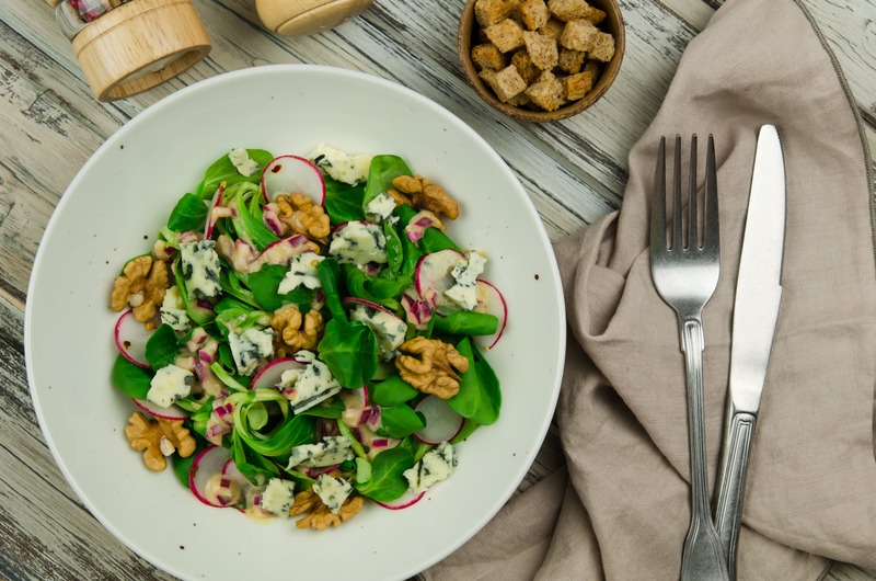 piatto con valeriana, noci e formaggio